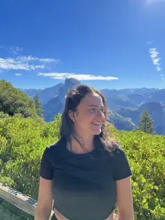 Creadora de contenido en Glacier Point, Yosemite